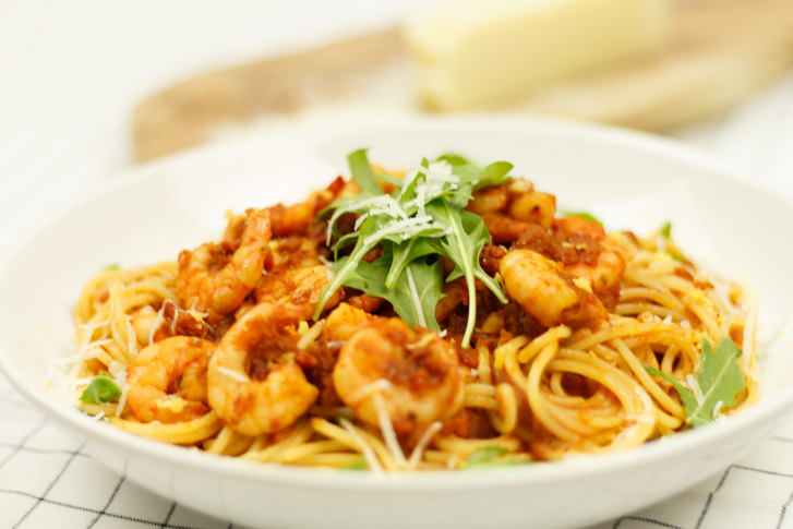 Spaghetti met garnalen en rucola