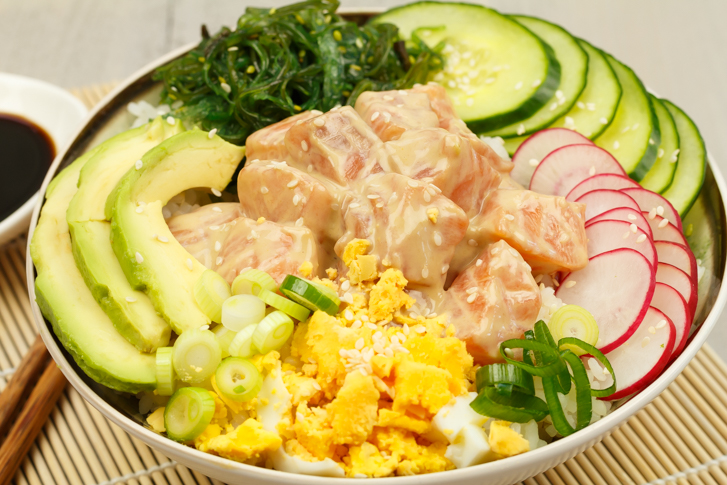Poké bowl met gemarineerde zalm