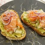 Recept toast met zalm en avocado-ei spread Recept toast met zalm en avocado-ei spread