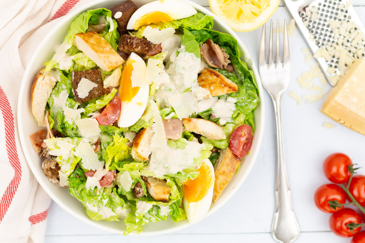 Lot schuintrekken Van toepassing Caesarsalade met kip en croutons - Salades | SmaakMenutie