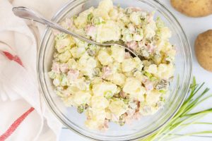 Aardappelsalade met hamblokjes
