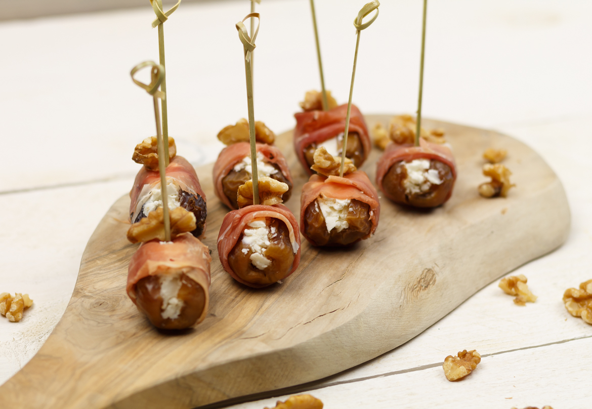 Dadels met geitenkaas en Parmaham Borrelhapje recept Gevulde dadels met geitenkaas – BBQ helden | Bbq recepten