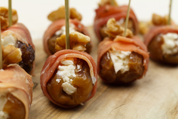 Dadels met geitenkaas en Parmaham Borrelhapje recept Gevulde dadels met geitenkaas – BBQ helden | Bbq recepten