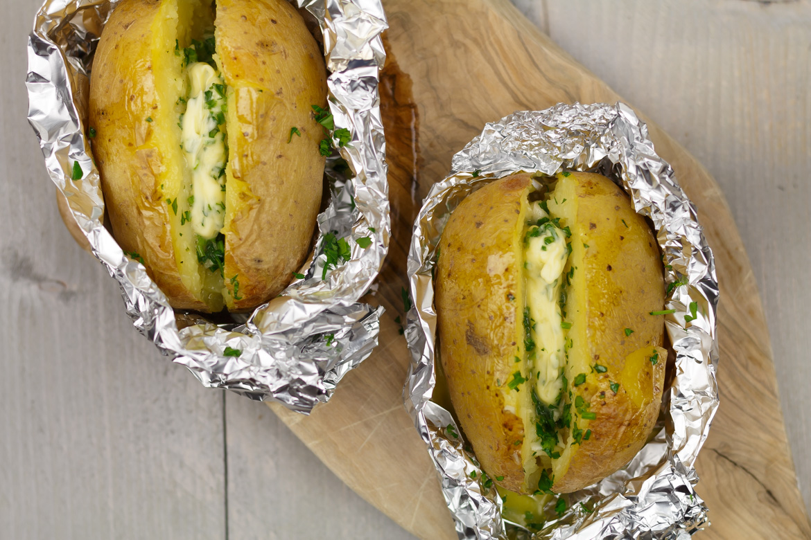 Benadrukken dreigen huiswerk maken Gepofte aardappel met kruidenboter - Bijgerecht recept | SmaakMenutie