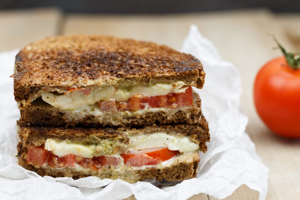 Gegrilde sandwich caprese