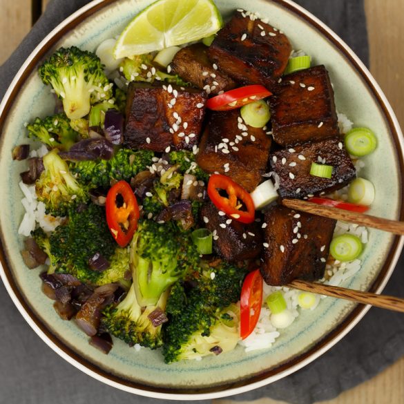 Tofu in ketjapsaus met broccoli en rijst