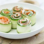 Zalmrolletjes met komkommer en roomkaas Zalmrolletjes met komkommer en roomkaas