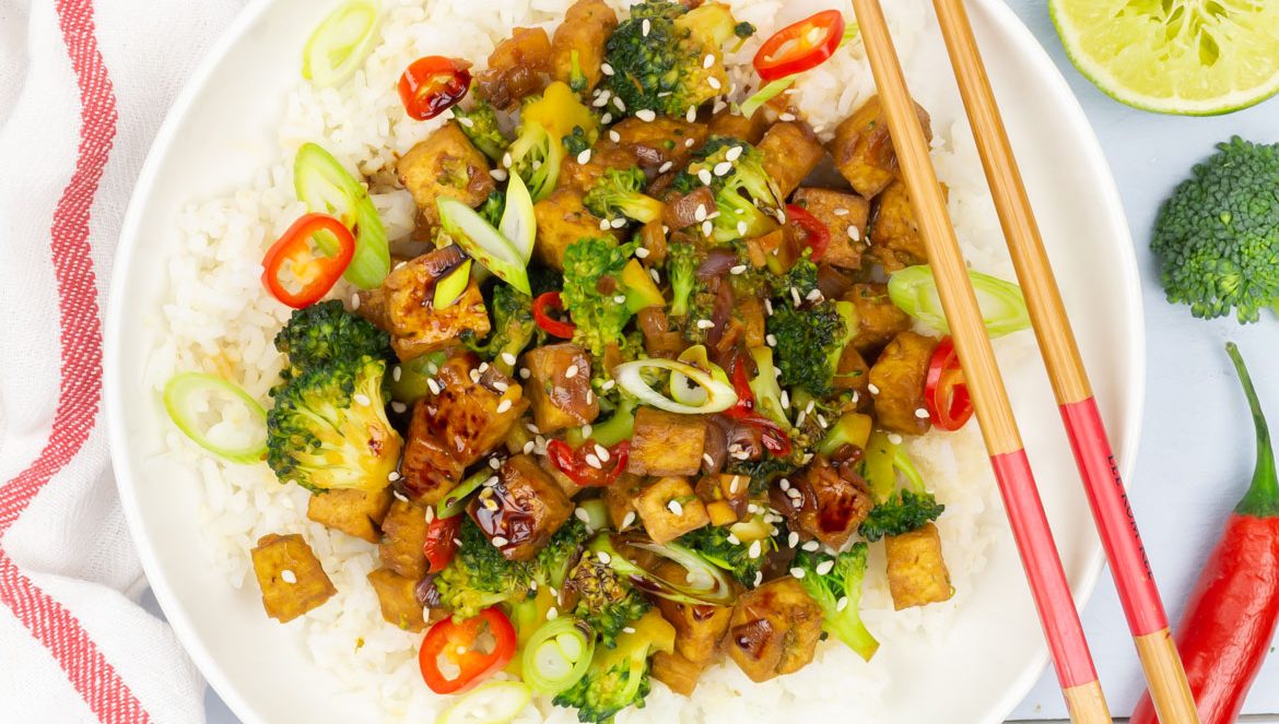 Tofu met broccoli in ketjapsaus