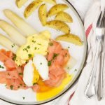 Asperges met gerookte zalm en Hollandaisesaus Asperges met gerookte zalm en Hollandaisesaus