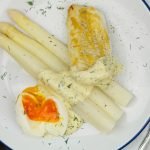 Asperges met kabeljauw en mosterd-dillesaus Asperges met kabeljauw en mosterd-dillesaus