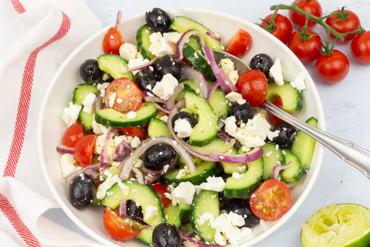 Griekse salade maken