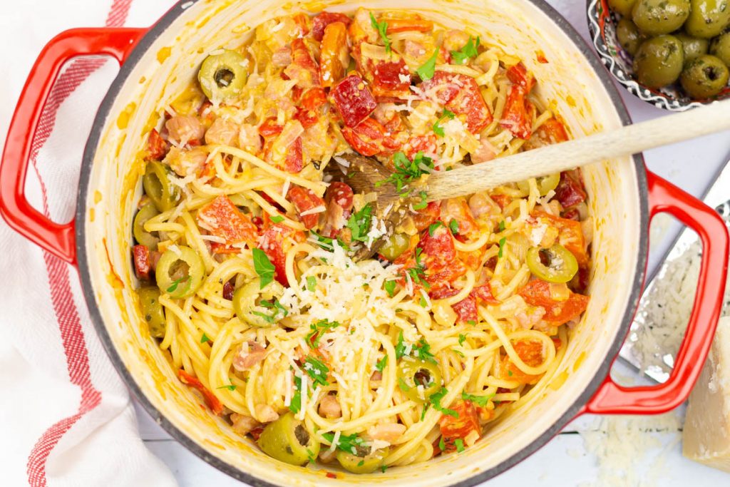 Spaghetti met olijventapenade en gegrilde paprika
