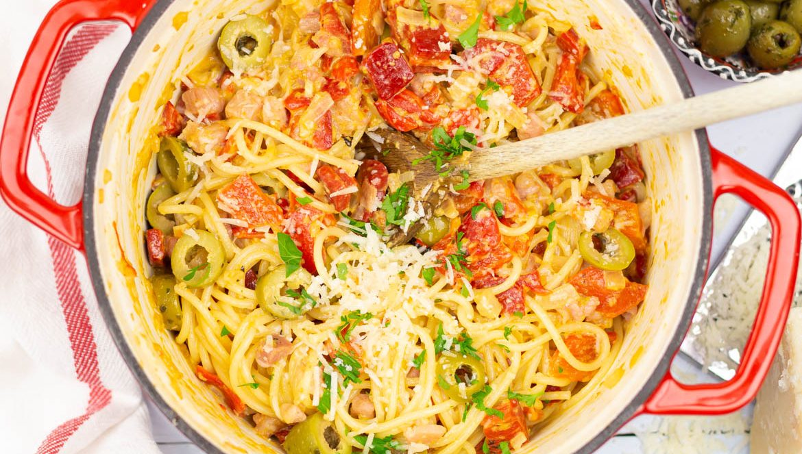 Spaghetti met olijventapenade en gegrilde paprika