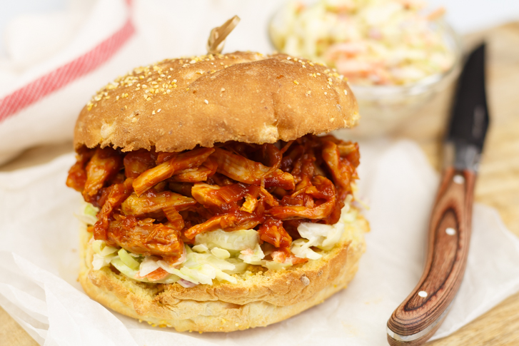 Pulled chicken broodje