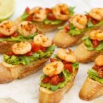 Crostini met avocado en garnalen Crostini met avocado en garnalen