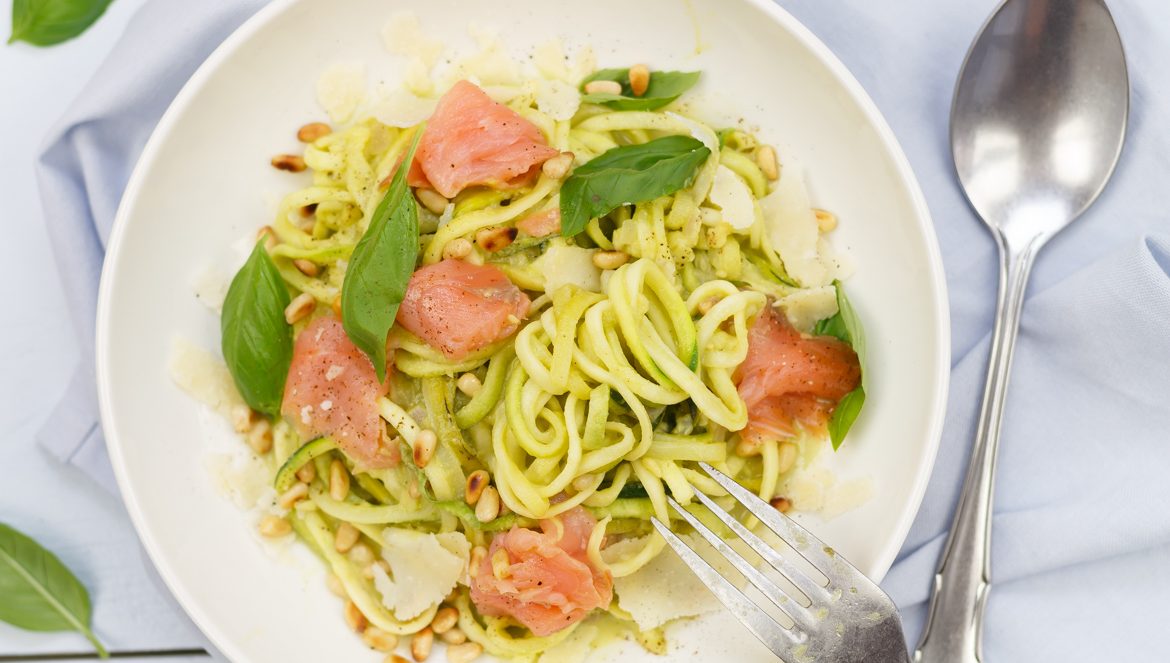 Courgetti met avocadopesto en gerookte zalm