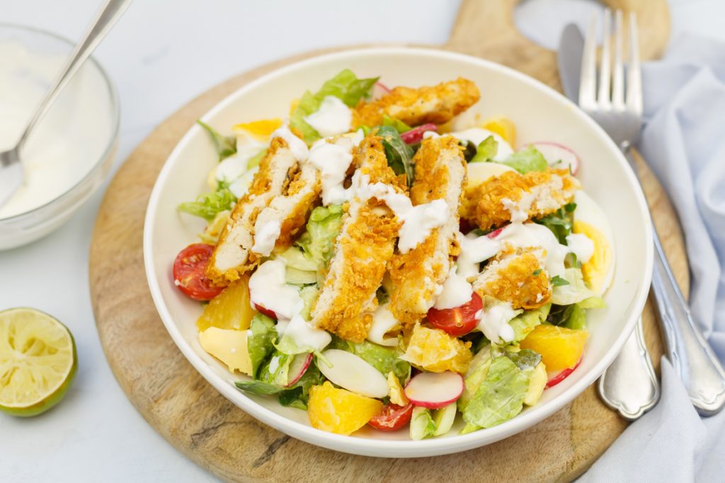 Salade met krokante kip en yoghurtdressing