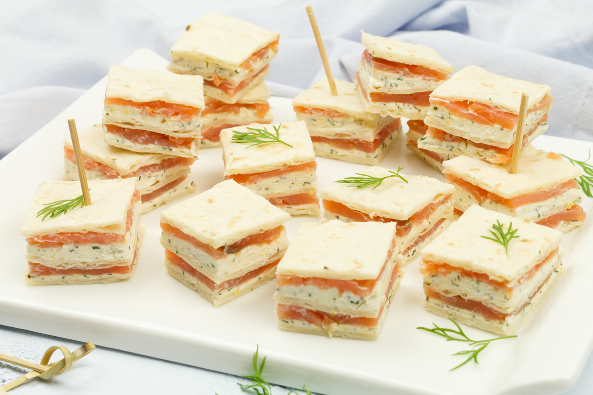 Mini sandwiches met gerookte zalm en kruidenkaas