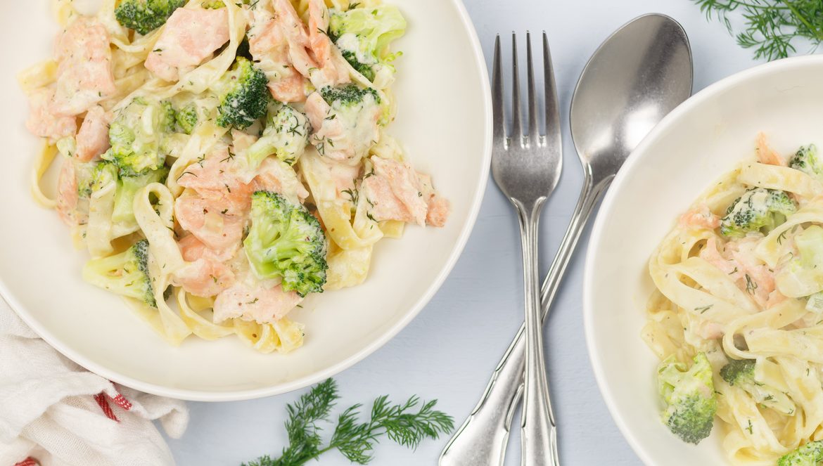 Pasta met broccoli en zalm in dille-roomsaus