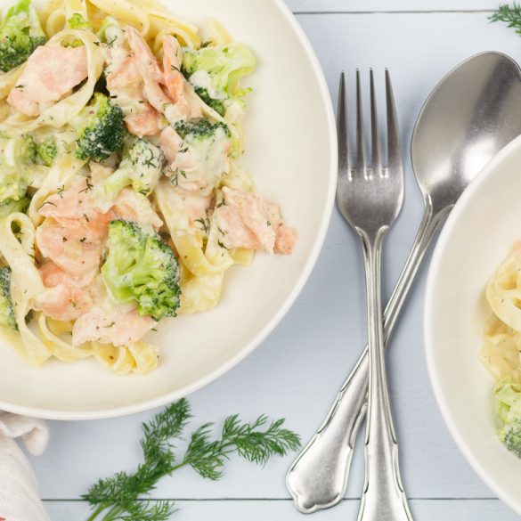 Pasta met broccoli en zalm in dille-roomsaus