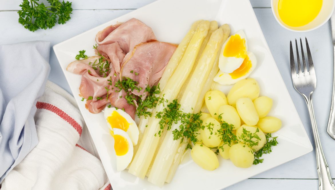 Witte asperges met ham en botersaus