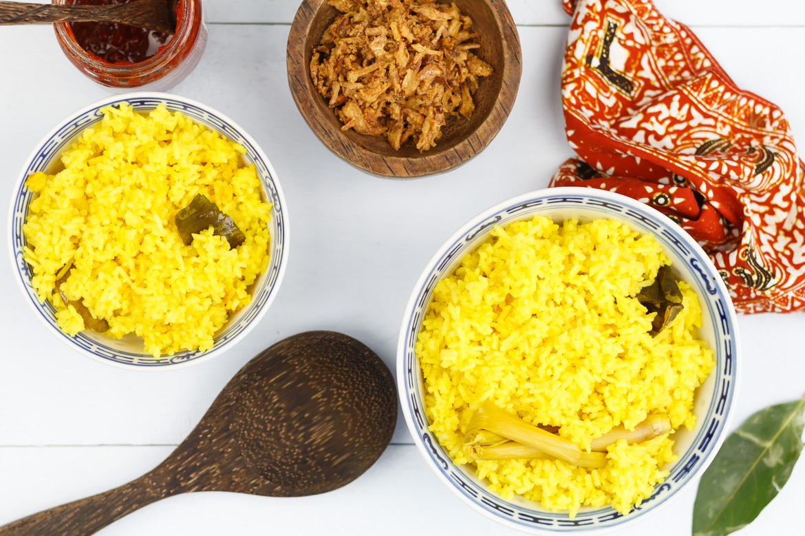 Af en toe plotseling Vrijwel Nasi kuning (Indische gele feestrijst) - Erik's Asia | SmaakMenutie