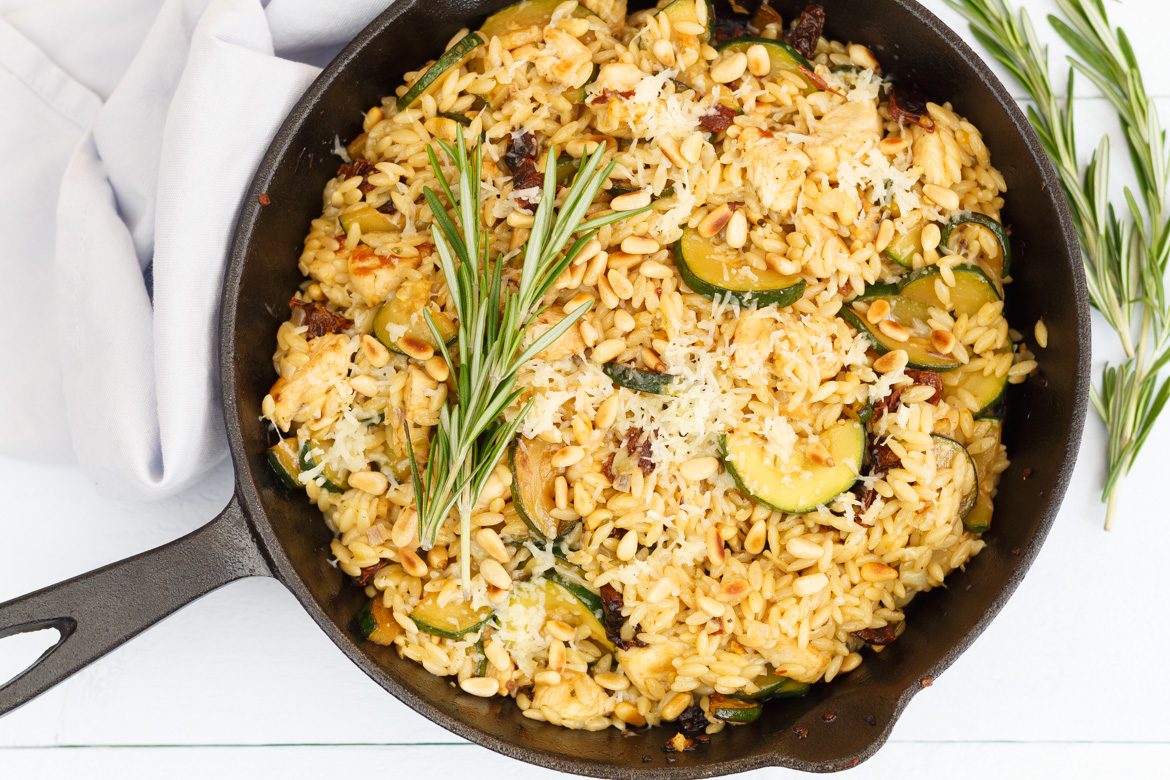 Orzo met zongedroogde tomaat, courgette en gruyère