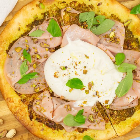 Pizza met burrata, mortadella en pistache