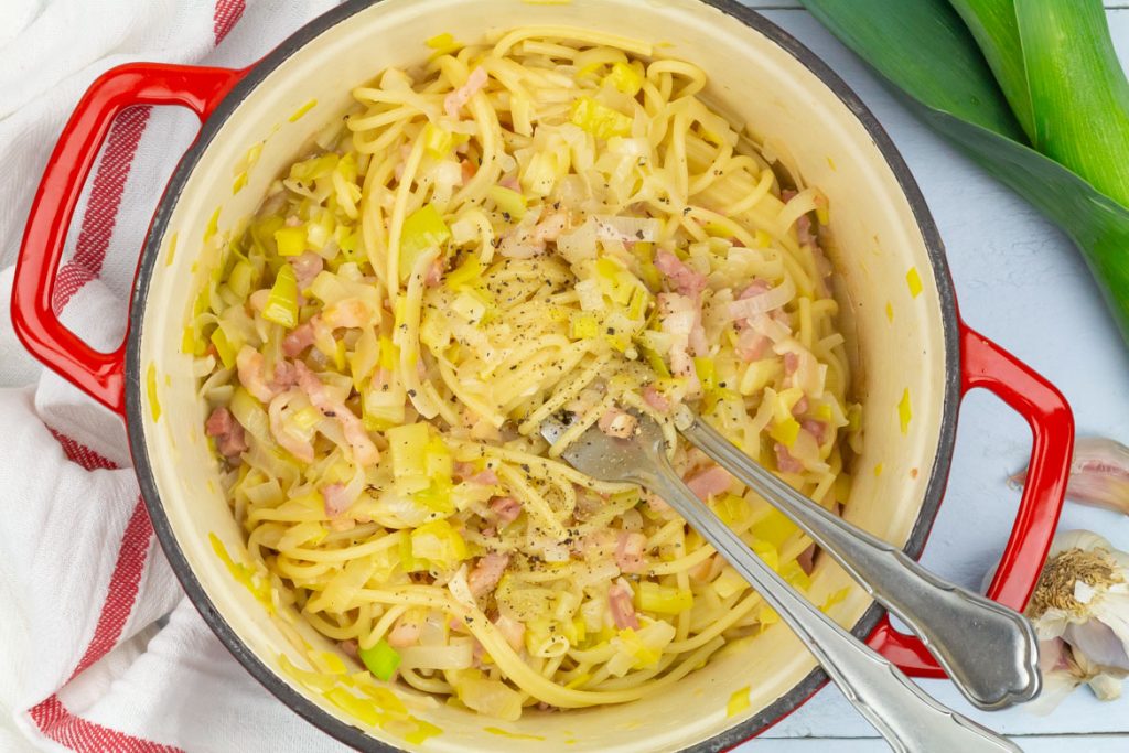 Pasta met spekjes en prei