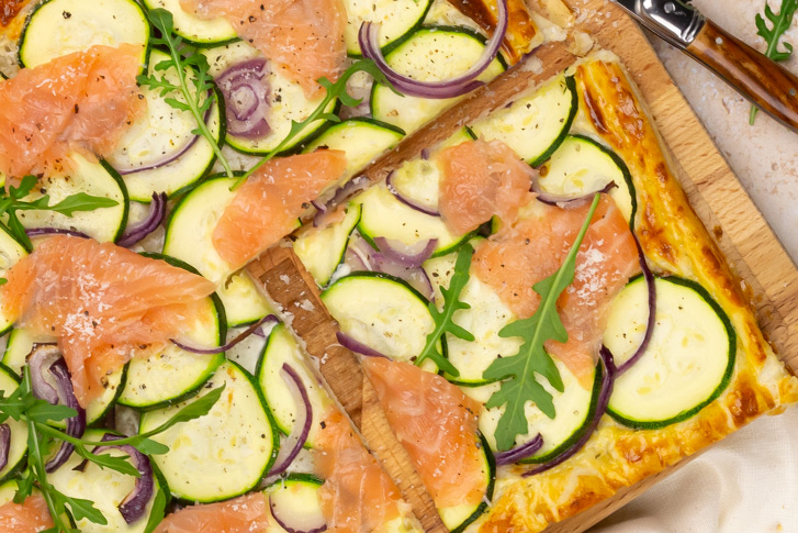 Plaattaart met courgette en zalm