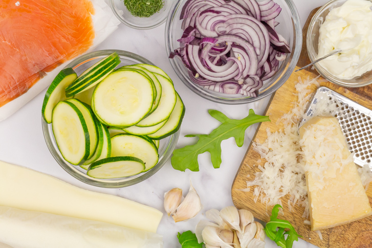 Ingrediënten voor plaattaart met zalm en courgette