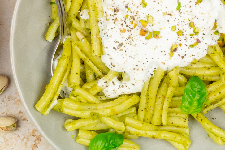 Pasta met pistache pesto en burrata